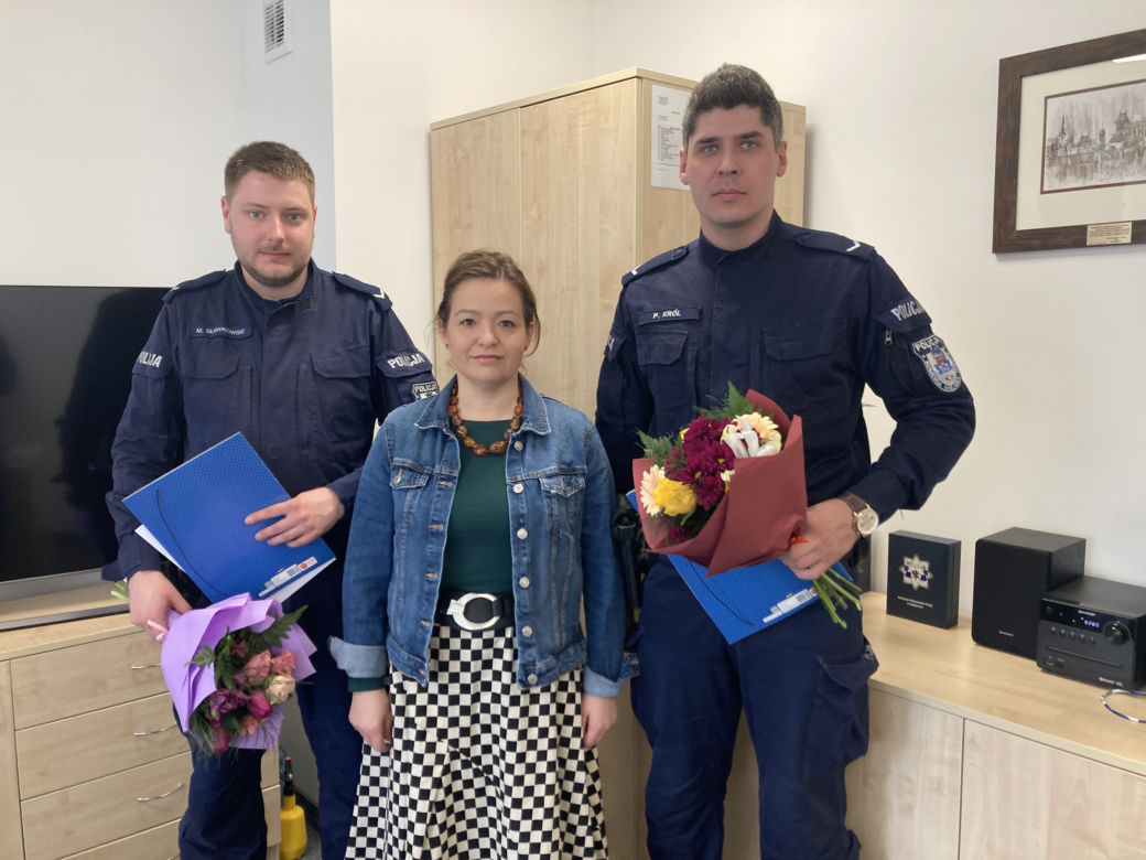 13-latek w spektrum autyzmu dostał ataku agresji i zaatakował matkę na środku mostu. Wspaniała reakcja policjantów