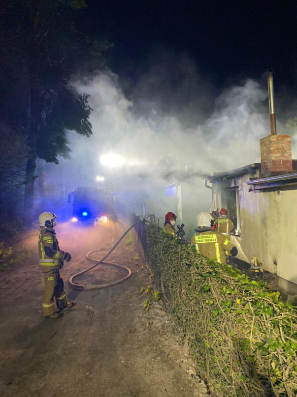 Duże straty po pożarze altany w Lesznie. Ogień wybuchł w środku nocy