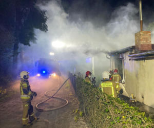 Duże straty po pożarze altany w Lesznie. Ogień wybuchł w środku nocy