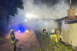 Duże straty po pożarze altany w Lesznie. Ogień wybuchł w środku nocy