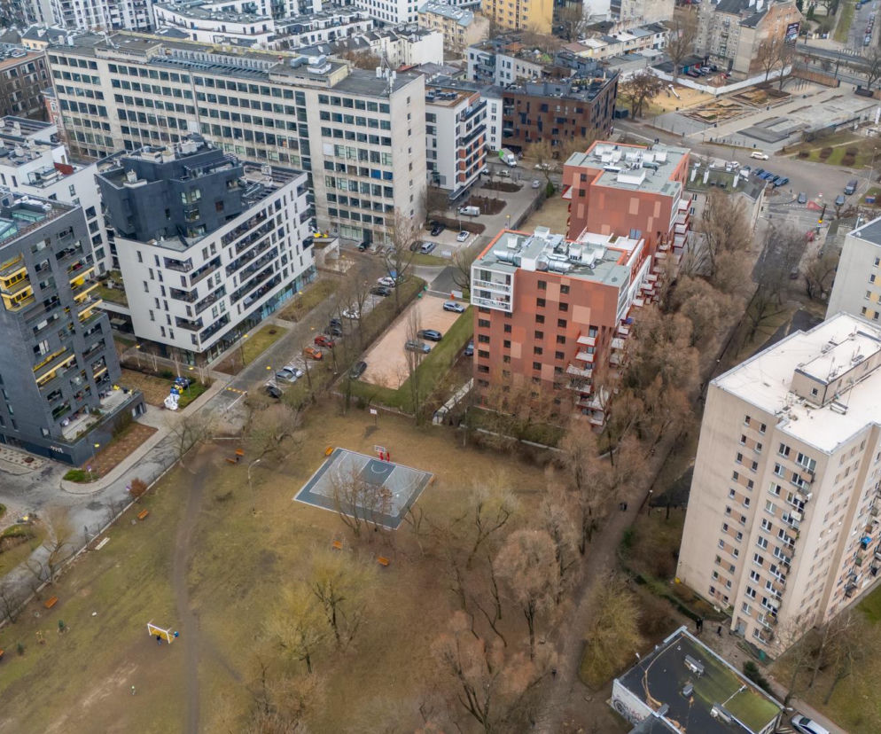 Widok z góry na gęstą zabudowę Pragi, park i boiska. O planach budowy ulicy Tysiąclecia przeczytasz na Architektura.