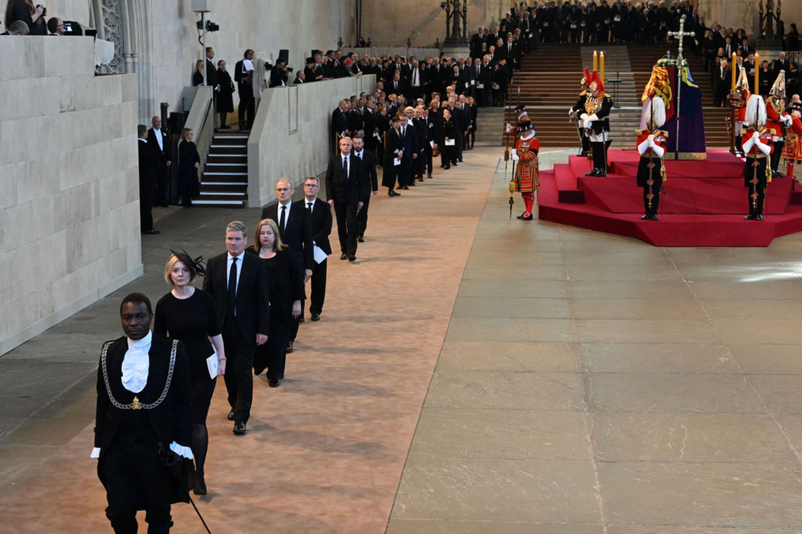 Trumna z ciałem Elżbiety II w drodze do Pałacu Westminsterskiego