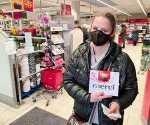 Sprzedali jej orzechy z robakami 