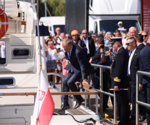 Święto Wojska Polskiego. Donald Tusk na jachcie w Gdyni.