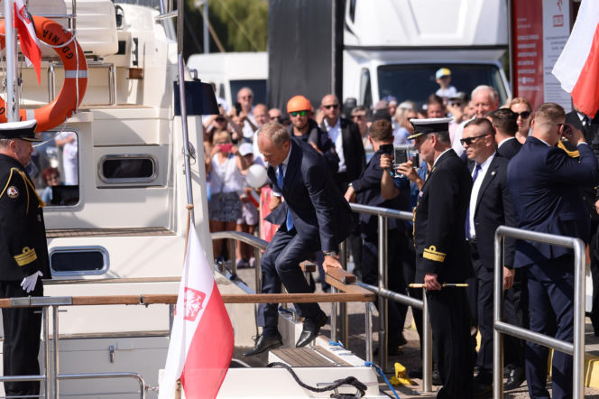 Święto Wojska Polskiego. Donald Tusk na jachcie w Gdyni.