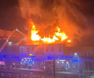 Dramatyczna noc. Płonęła kamienica, jedna osoba uwięziona na balkonie