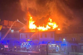 Dramatyczna noc. Płonęła kamienica, jedna osoba uwięziona na balkonie