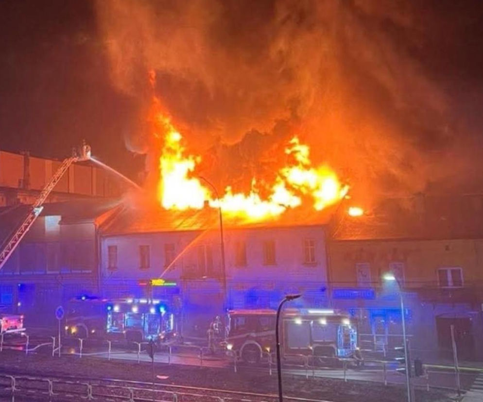Dramatyczna noc. Płonęła kamienica, jedna osoba uwięziona na balkonie