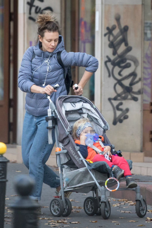 Magdalena Boczarska z dzieckiem na spacerze 