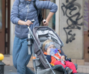 Magdalena Boczarska z dzieckiem na spacerze 