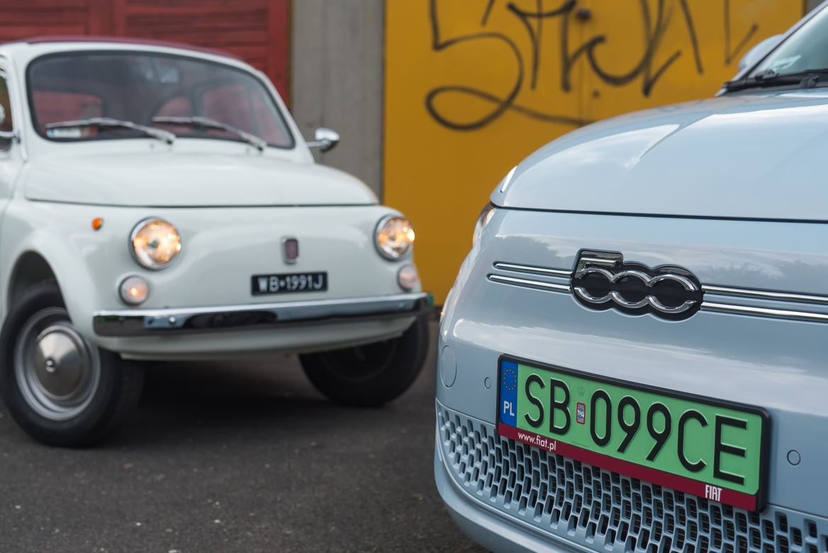 Elektryczny Fiat 500e i klasyczny Fiat 500