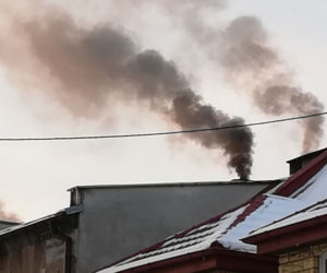 Mandat gonił mandat! Podłoga w piecu to początek przewinień mieszkańca Górzyskowa