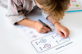 Ile to jest (8+8)×8÷8−8=? Obliczenie tego działania nie powinno zająć ci więcej niż 15 sekund