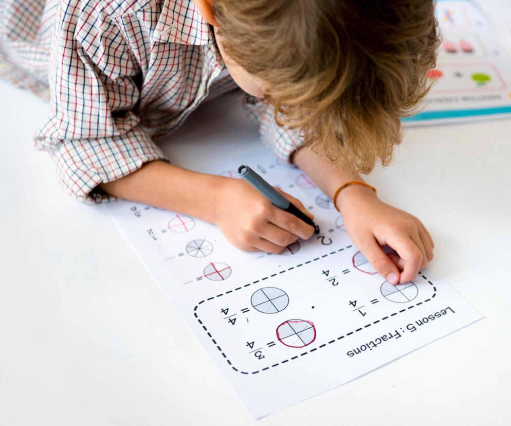 Ile to jest (8+8)×8÷8−8=? Obliczenie tego działania nie powinno zająć ci więcej niż 15 sekund