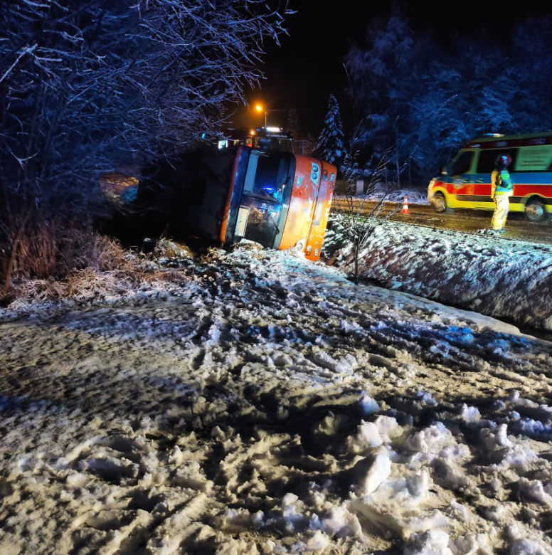 Hadle Szklarskie. Autobus wypadł z jezdni! 