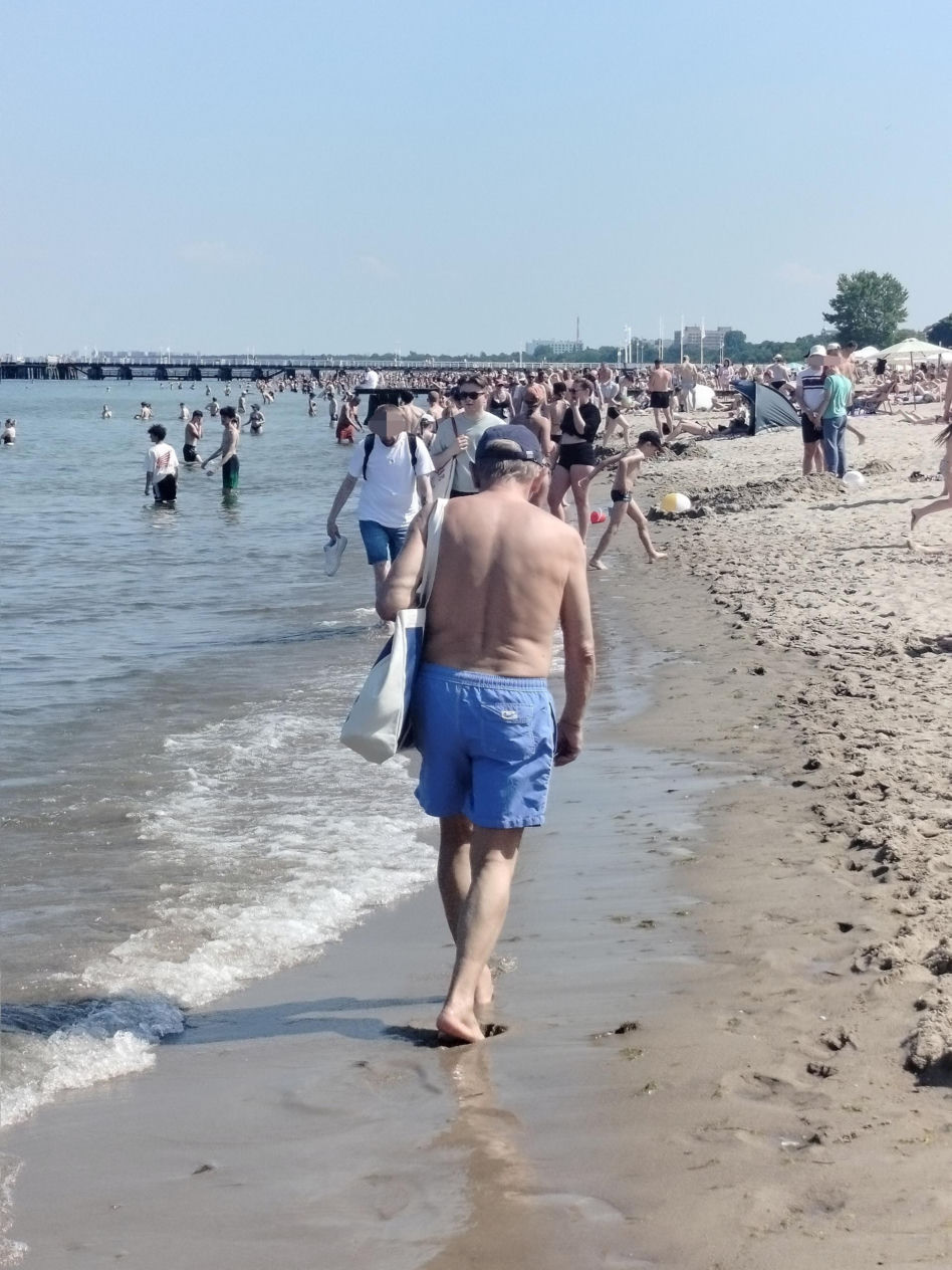 Jan Englert w Sopocie wystawił klatę do słońca