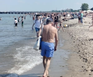 Jan Englert w Sopocie wystawił klatę do słońca