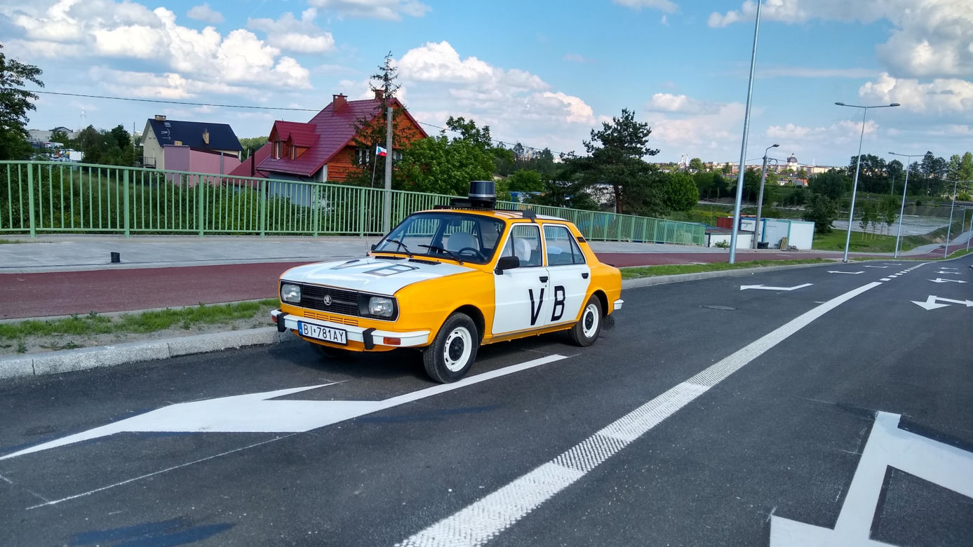 Białystok. Czeska milicja na ulicach miasta. To Skoda 120 L