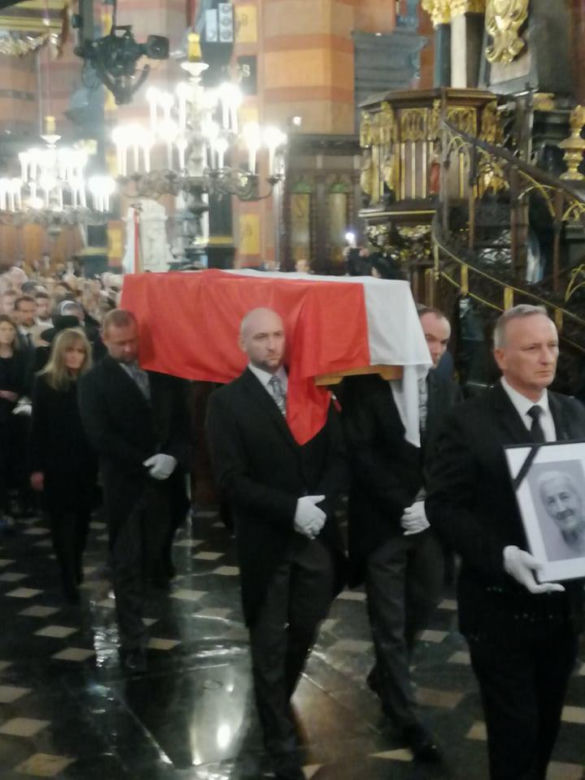 Ostatnie pożegnanie Wandy Półtawskiej. Kard. Dziwisz: "Księga jej życia została zamknięta"