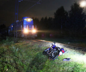 Zderzenie motocyklisty z pociagiem. Ciężko rannego 15-latka zabrał śmigłowiec LPR [ZDJĘCIA]