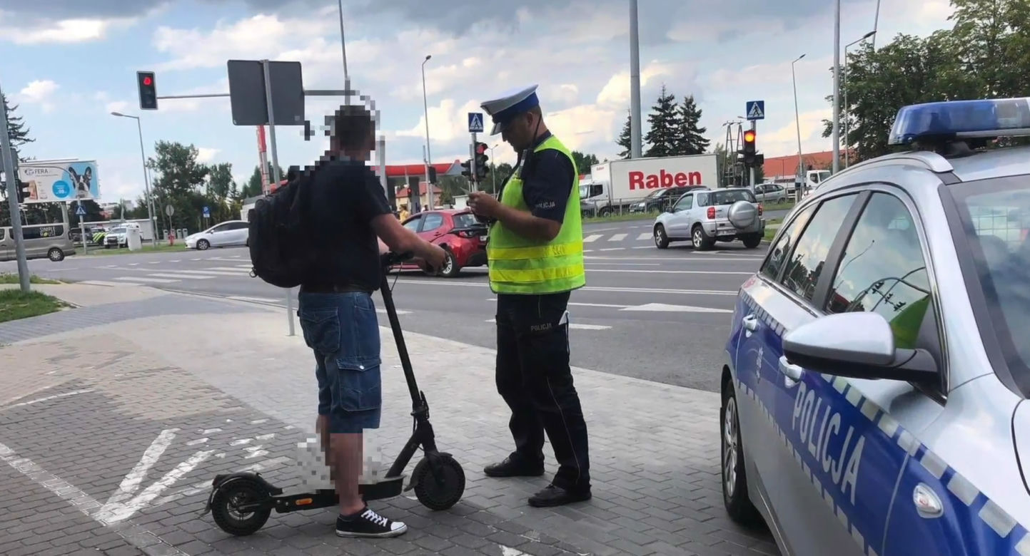 Policjanci polowali z drona na pieszych i rowerzystów
