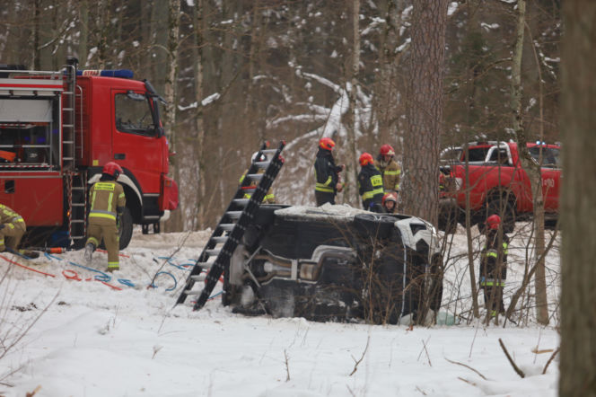 Poważny wypadek na Warmii i Mazurach. Lód paraliżuje region