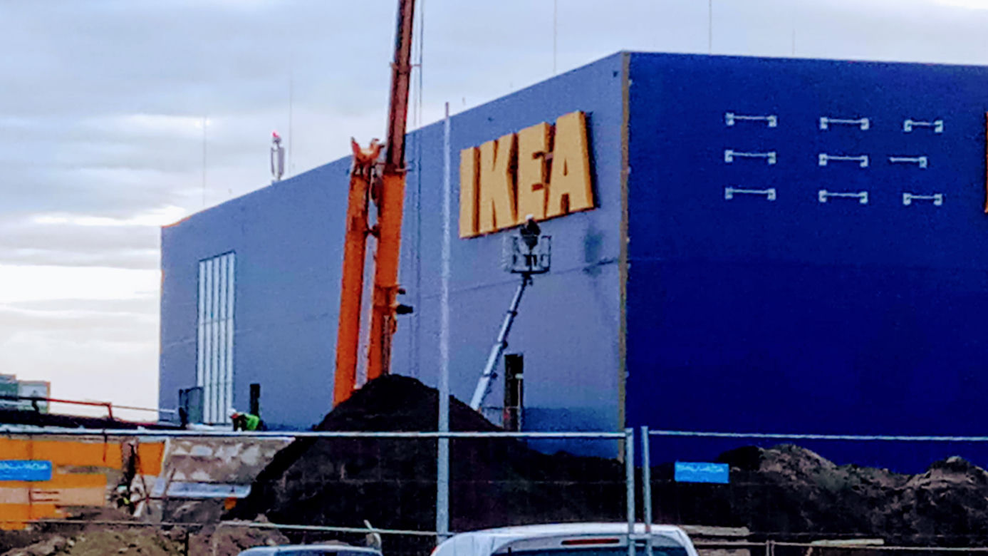 IKEA w Szczecinie: Na fasadzie hali pojawił się pierwszy szyld