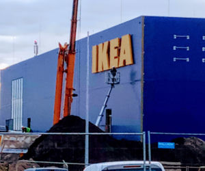 IKEA w Szczecinie: Na fasadzie hali pojawił się pierwszy szyld