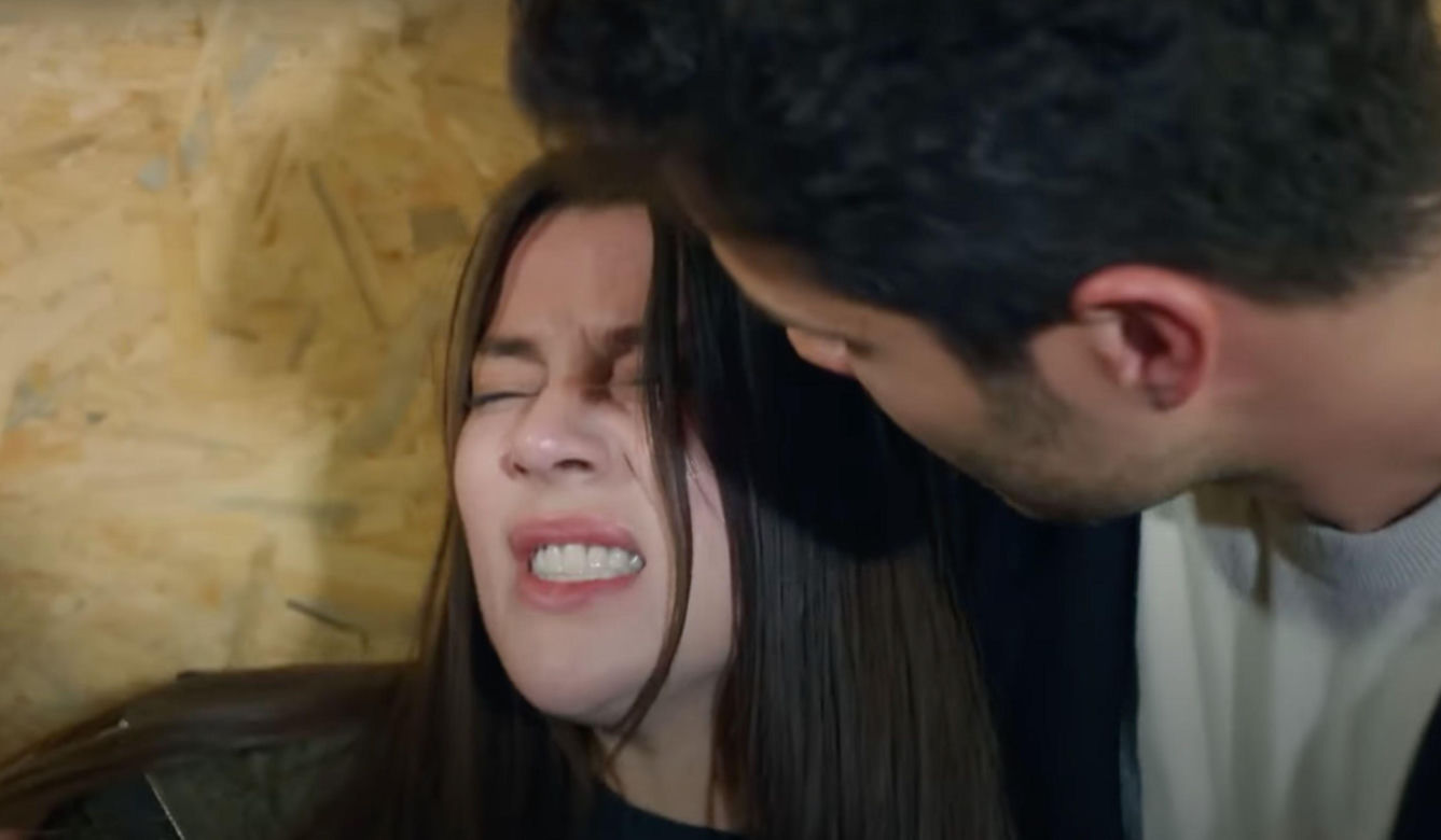 Ege uratuje Zeynep, choć porywacz pchnie ją nożem.