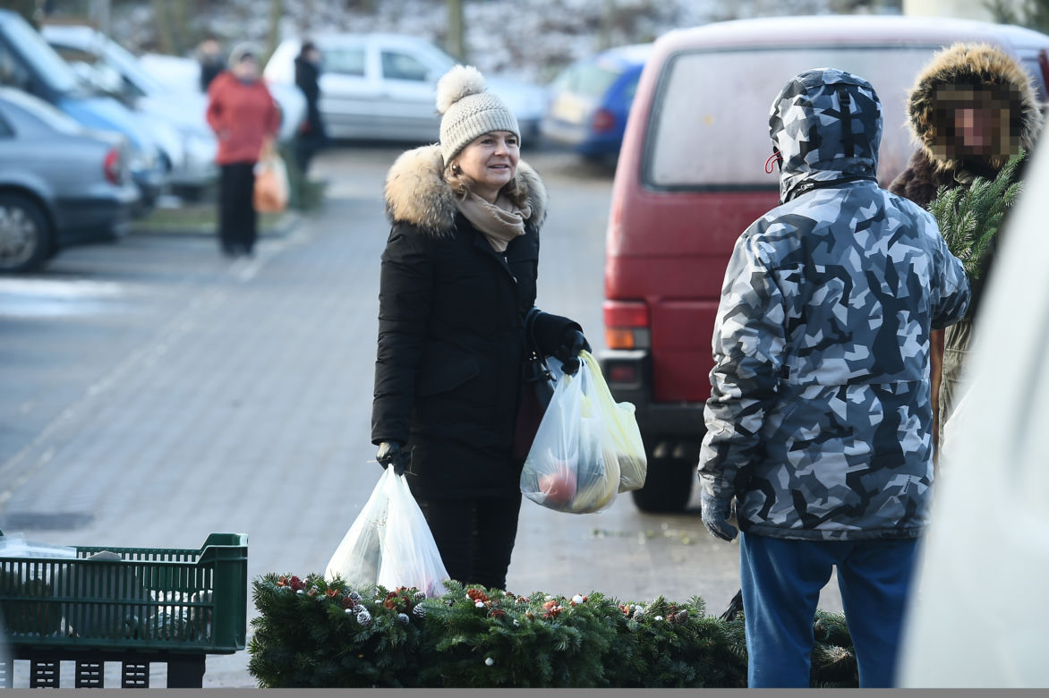 MAŁGORZATA TUSK KUPUJE NA BAZARKU.