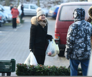MAŁGORZATA TUSK KUPUJE NA BAZARKU.