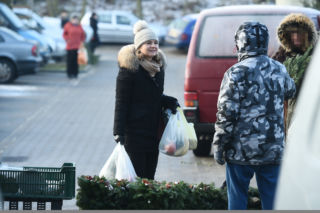 MAŁGORZATA TUSK KUPUJE NA BAZARKU.