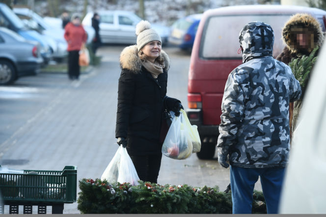 MAŁGORZATA TUSK KUPUJE NA BAZARKU.