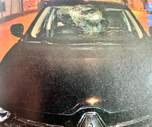 Agresywny mężczyzna dewastował przejeżdżające auta w Warszawie