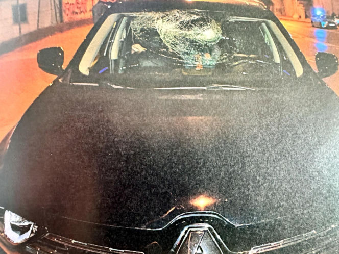 Agresywny mężczyzna dewastował przejeżdżające auta w Warszawie