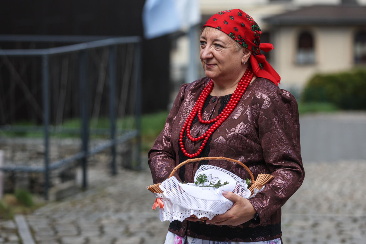 Święcenie pokarmów w strojach ludowych w Bytomiu