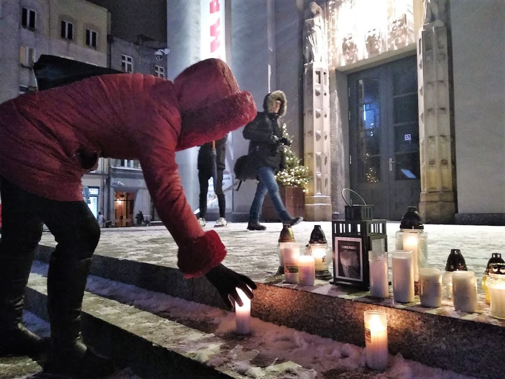 Katowiczanie solidarni z Gdańskiem. Milczący protest przeciwko przemocy przed Teatrem Śląskim [ZDJĘCIA, AUDIO]