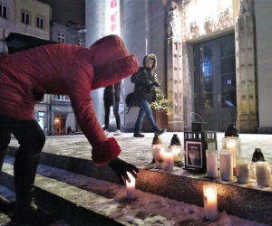 Katowiczanie solidarni z Gdańskiem. Milczący protest przeciwko przemocy przed Teatrem Śląskim [ZDJĘCIA, AUDIO]