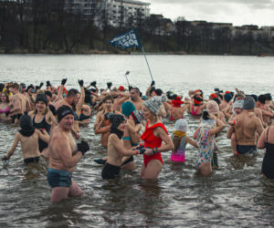 XIV Kąpiel dla odważnych. Morsy wykąpały się na Plaży Miejskiej w Ełku