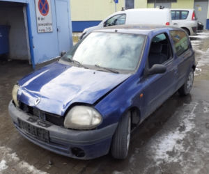 Strażnicy miejscy usuwają wraki z olsztyńskich osiedli