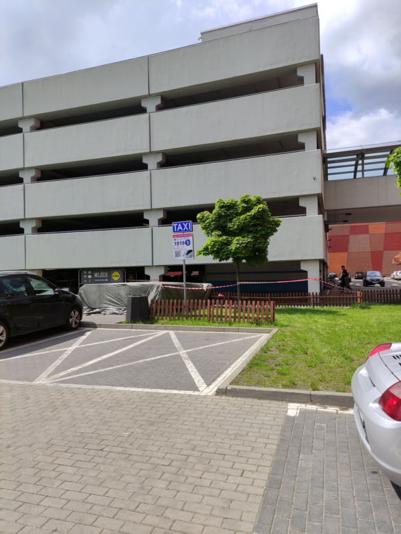 Skoczyła po śmierć z parkingu w Toruniu. W mediach społecznościowych błagała o pomoc?!