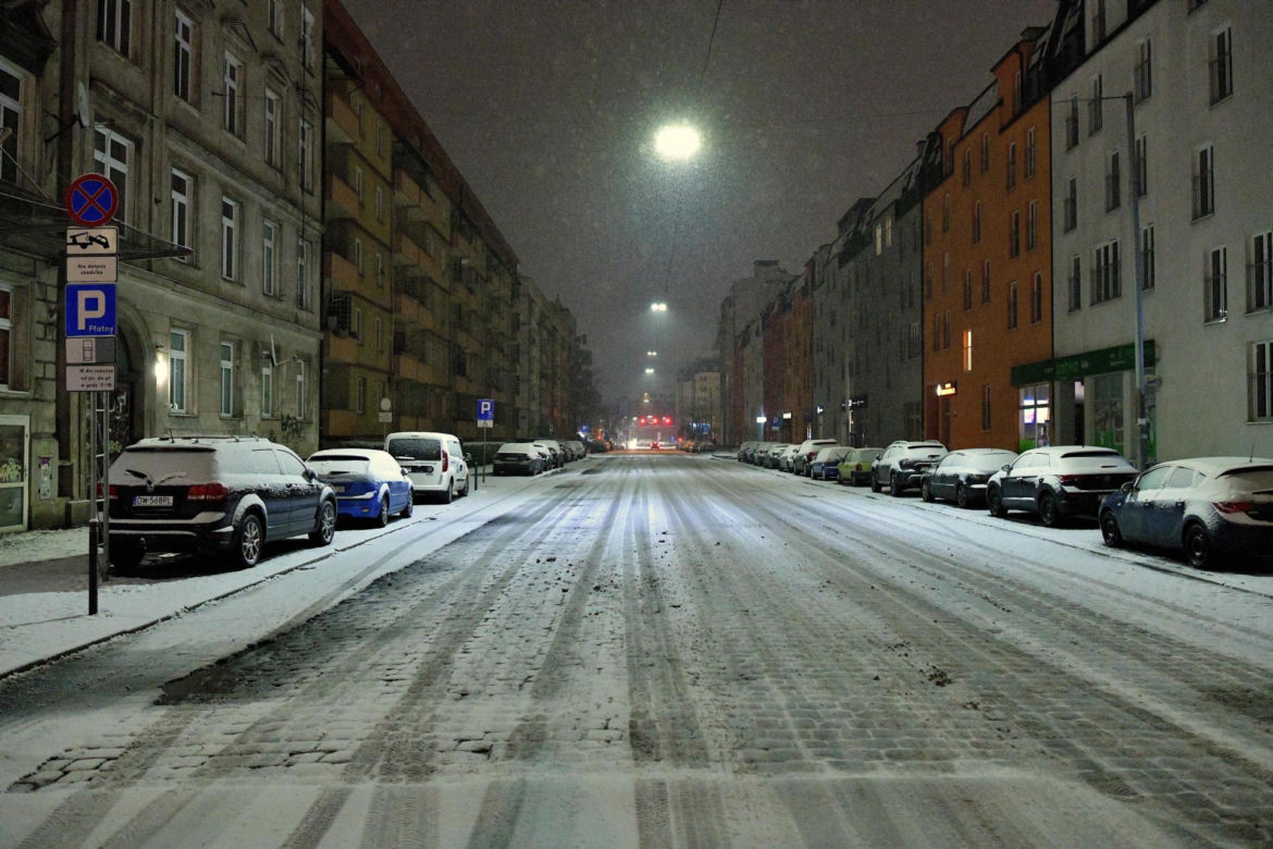 Atak zimy w Polsce! Śnieg zasypał miasta i wsie [ZDJĘCIA]