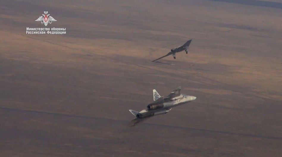 Rosja pokazała dwumiejscowego Su-57. Czy to gra o miliardy z Indiami?