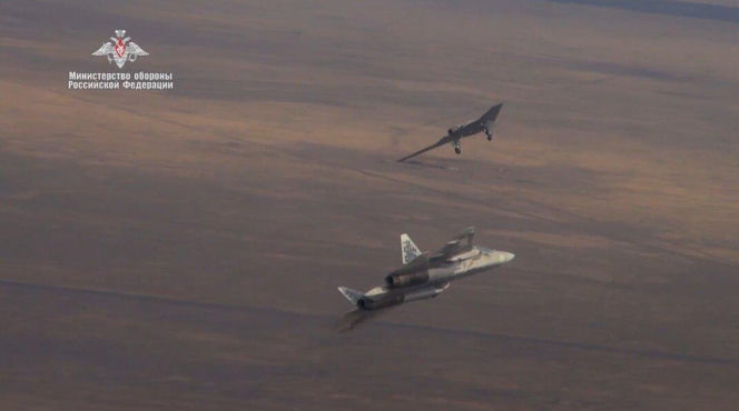 Rosja pokazała dwumiejscowego Su-57. Czy to gra o miliardy z Indiami?