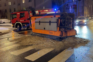 Odśnieżanie zakończone chaosem. Posypywarka runęła na skrzyżowanie