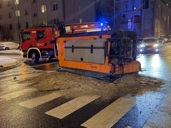 Odśnieżanie zakończone chaosem. Posypywarka runęła na skrzyżowanie