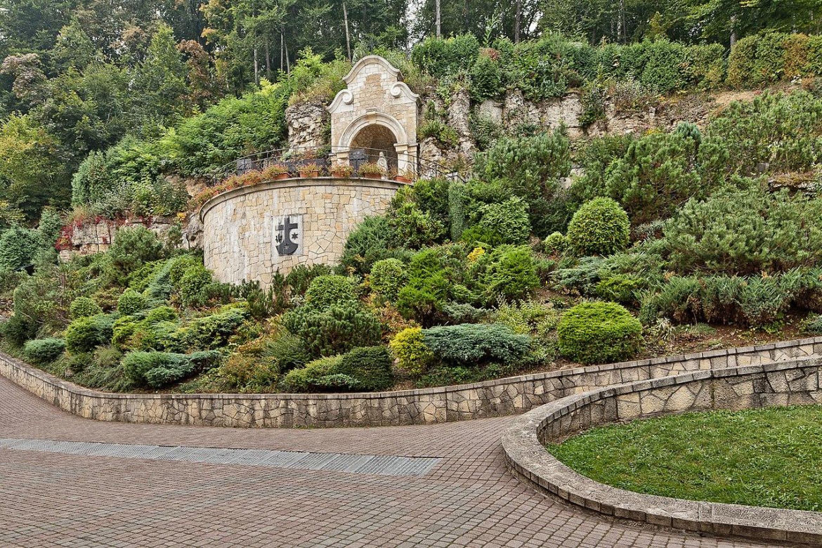 Ten klasztor pod Krakowem przez lata był zamkniętą pustelnią, teraz to podwójne sanktuarium. Mieszka w nim 700 nietoperzy