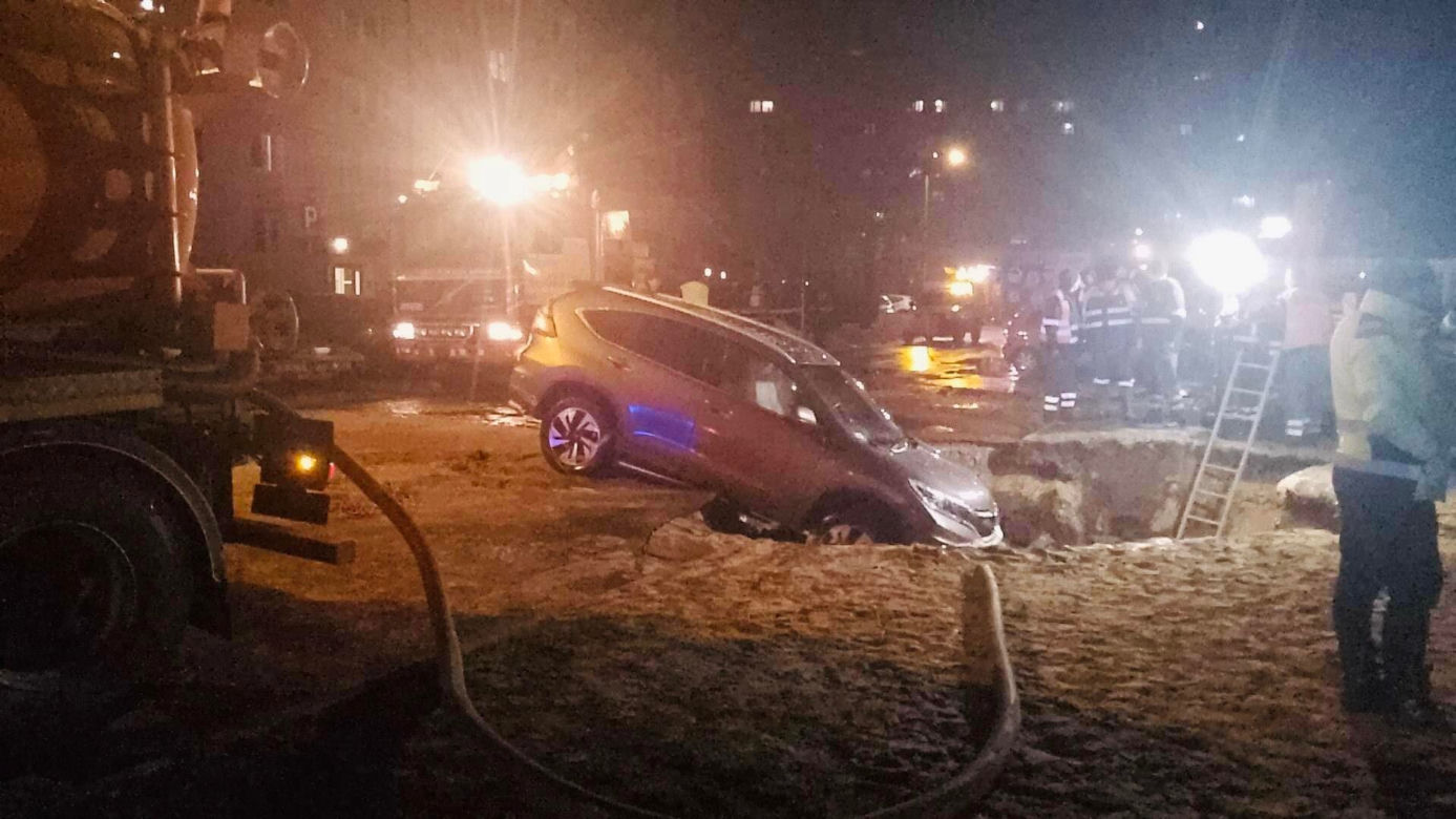 Ulica zapadła się pod samochodami