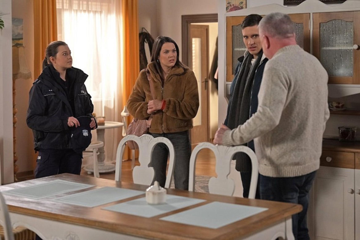 Pierwsza miłość. Julita (Dagmara Bryzek), Filip (Dominik Smaruj), Marian Śmiałek (Paweł Okoński)