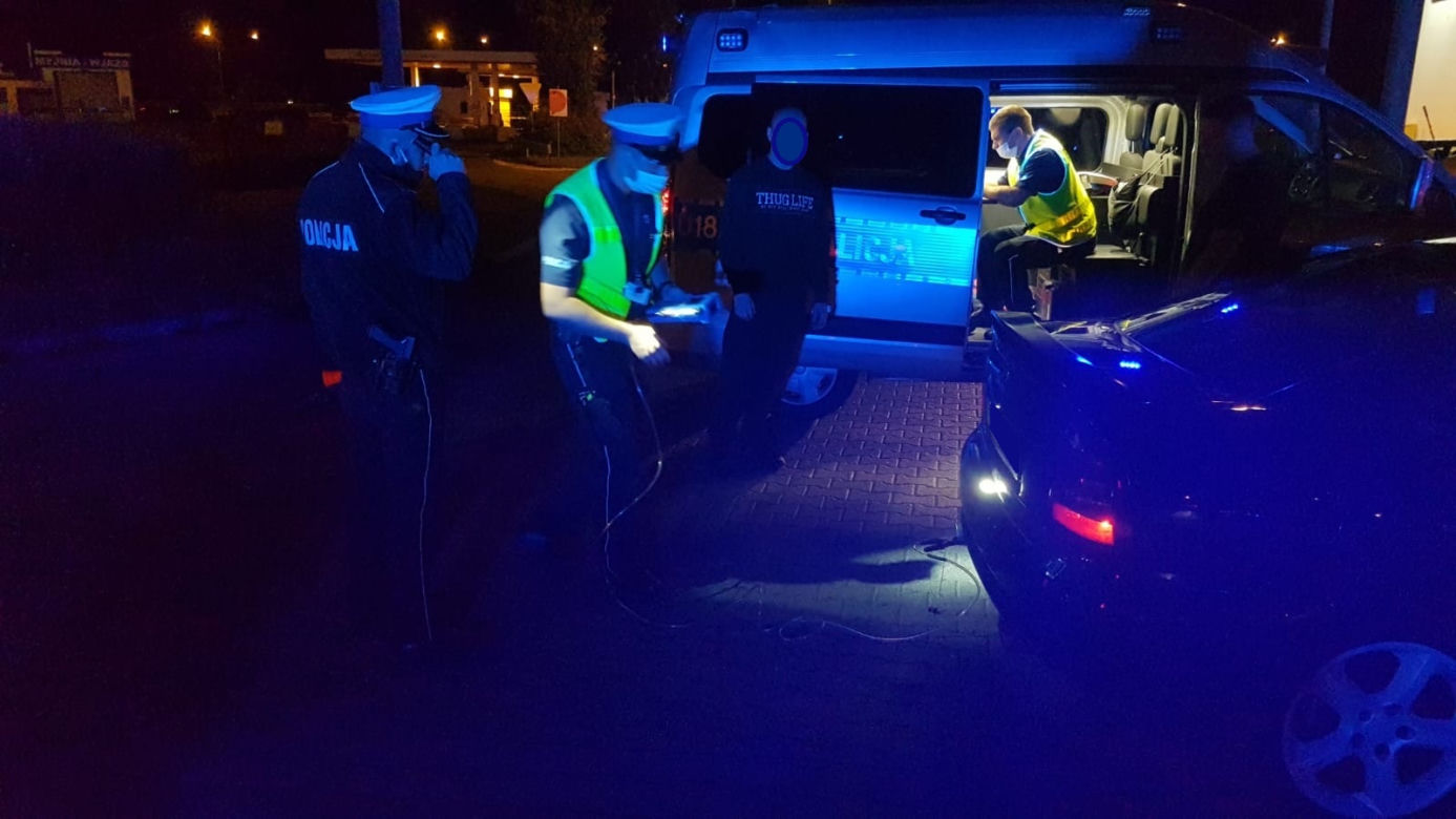NIELEGALNY zlot samochodów pod Poznaniem. Policjanci wypisali 135 mandatów 
